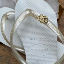 Piercing para chinelo personalizado com o brasão , iniciais ou monograma - Noiva de Laco