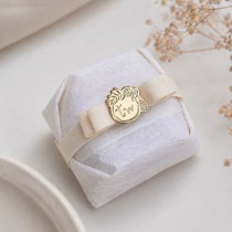 Medalha para bem casado personalizada com brasão, inicial ou monograma - Noiva de Laco