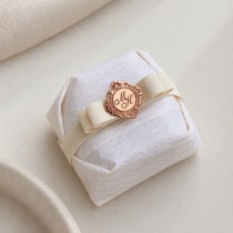 Medalha para bem casado personalizada com brasão, inicial ou monograma - Noiva de Laco