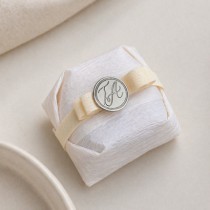 Medalha para bem casado personalizada com brasão, inicial ou monograma - Noiva de Laco