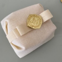 Medalha para bem casado personalizada com brasão, inicial ou monograma - Noiva de Laco