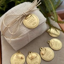 Pingente com argolinha para bem casado personalizada com brasão, inicial ou monograma - Dourado - Noiva de Laco