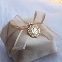 Pingente com argolinha para bem casado personalizada com brasão, inicial ou monograma - Dourado - Noiva de Laco