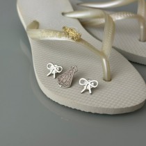 Piercing para chinelo personalizado com o brasão , iniciais ou monograma - Noiva de Laco